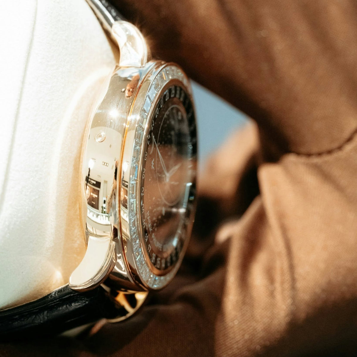 Gros plan sur le boîtier d’une montre de luxe