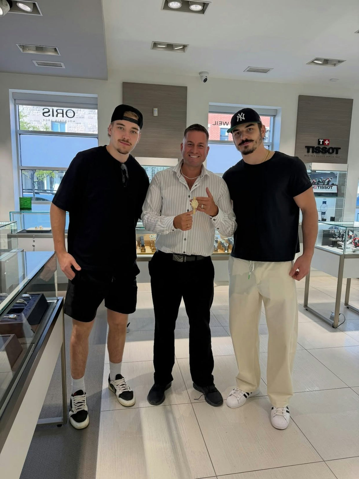 Clients avec l’équipe Honos Watches dans la boutique de Montréal