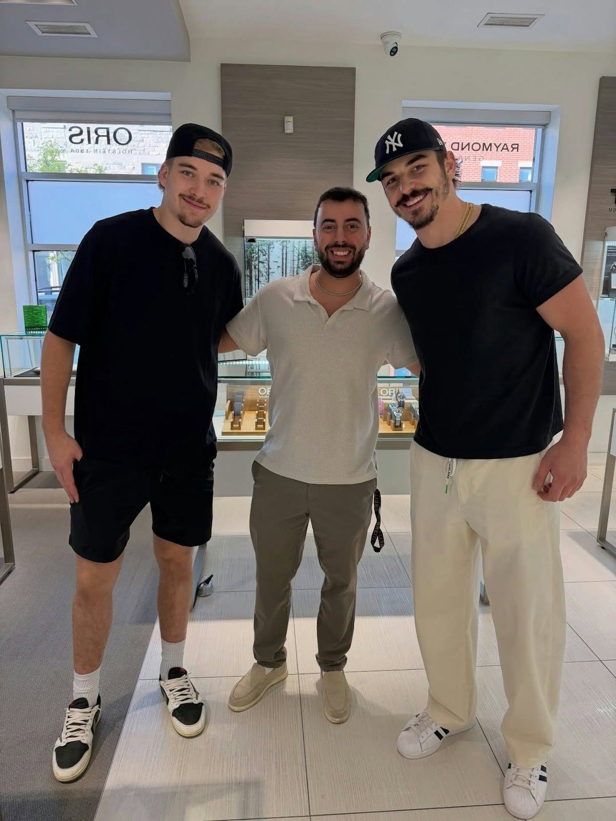 Clients avec l’équipe Honos Watches dans la boutique de Montréal
