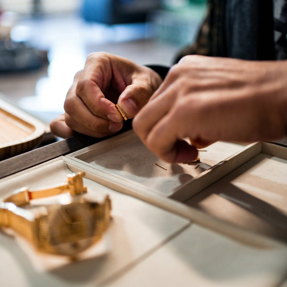 Préparation d’une montre dans la boutique Honos Watches