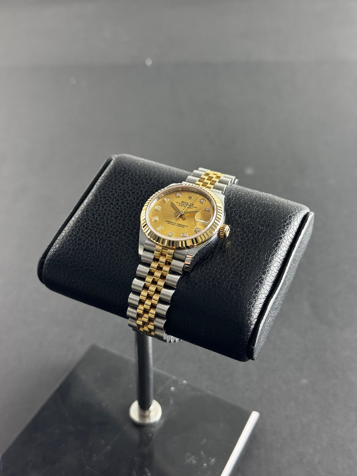 Rolex Datejust 31 for women in yellow Rolesor with a champagne dial, fluted bezel and Jubilee bracelet
