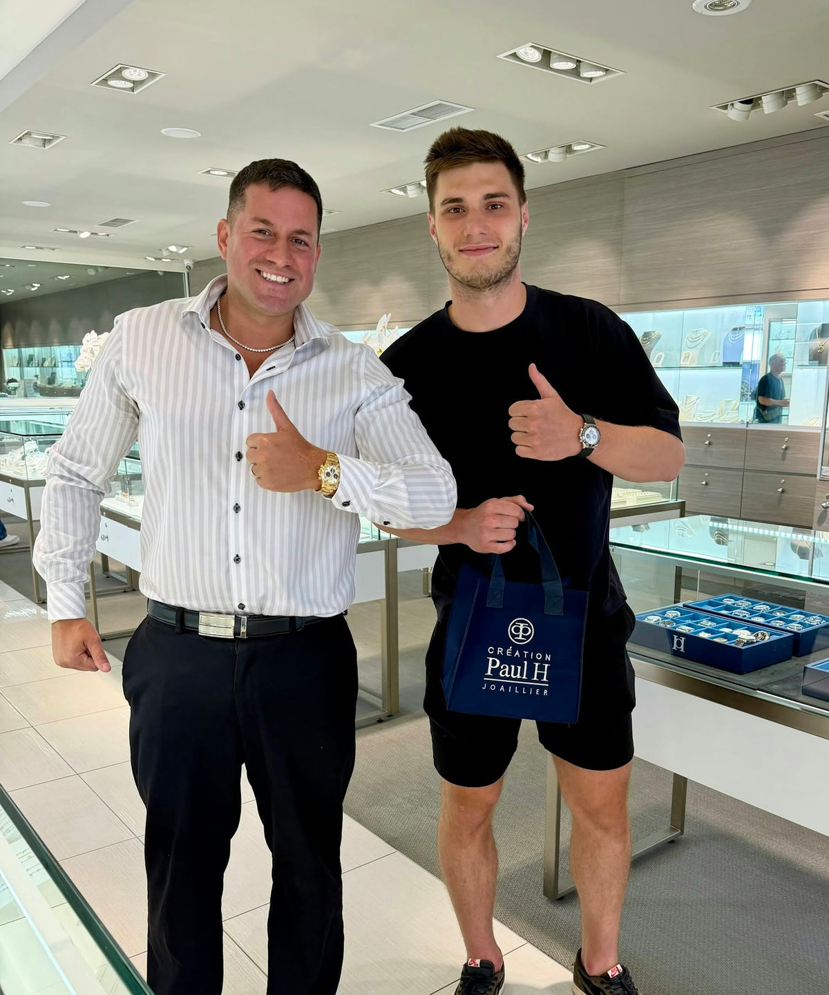 Clients avec l’équipe Honos Watches dans la boutique de Montréal