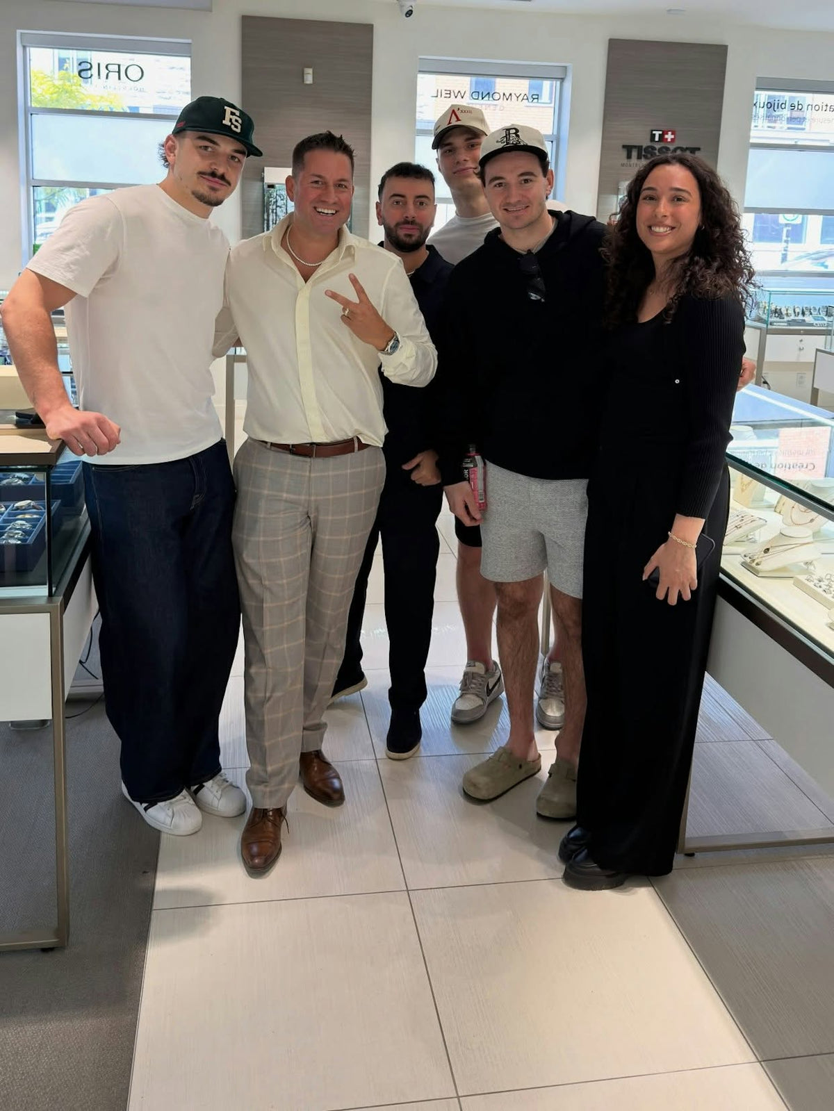 Clients avec l’équipe Honos Watches dans la boutique de Montréal