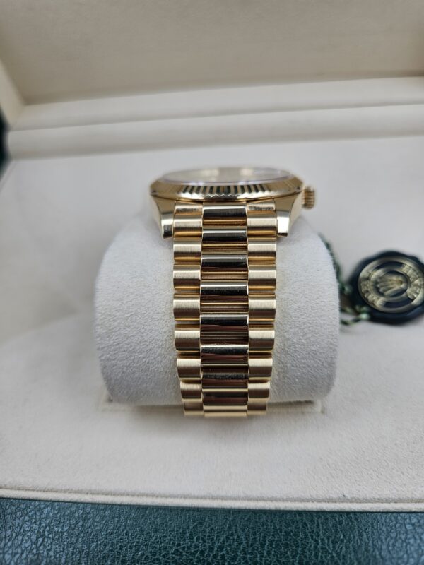 Rolex Daydate 40 Roman Champagne Dial Yellow gold - Image 2